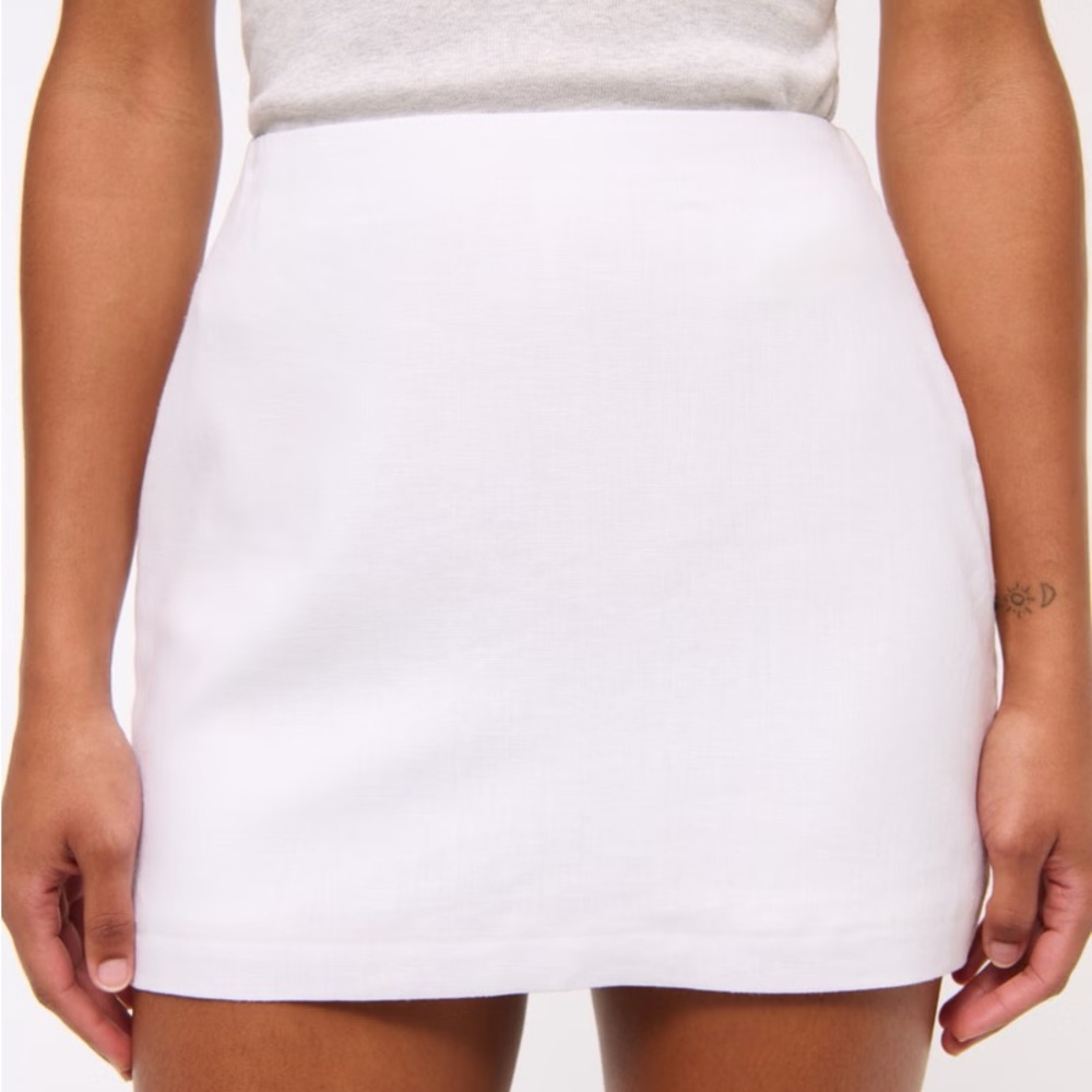 Abercrombie and Fitch Scarlett Linen-Blend Mini Skirt
